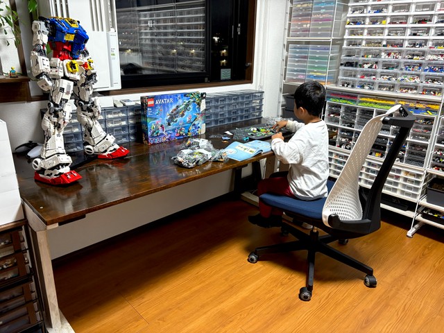 レゴ制作部屋と6歳の息子／セイレイさん（@seirei526）提供