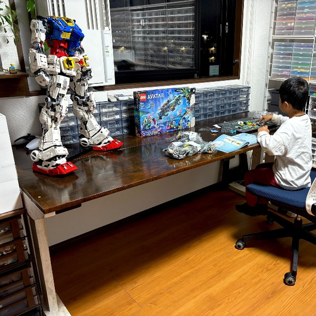 レゴ制作部屋と6歳の息子／セイレイさん（@seirei526）提供