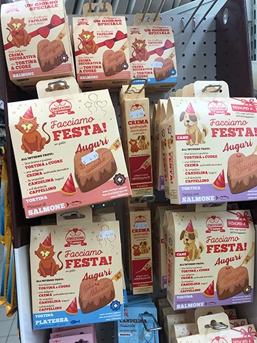 クリスマスの時期にペットショップにはワンニャン用のクリスマスケーキやパーティーグッズが。コロナ禍の今年はちょっと少な目