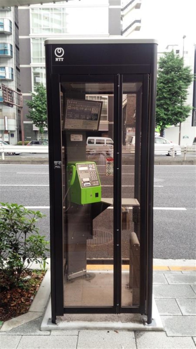 今でも各地に残る公衆電話。スマホのバッテリーが切れている時でも警察や救急車が呼べる。