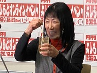 誰でも簡単に最適なハイボールが作れるというグラスで試し飲みするハイヒール・リンゴ（提供）