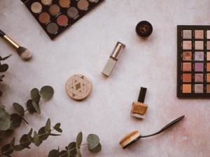 ニキビだらけの肌を隠してくれたのは、校則違反のメイクだった