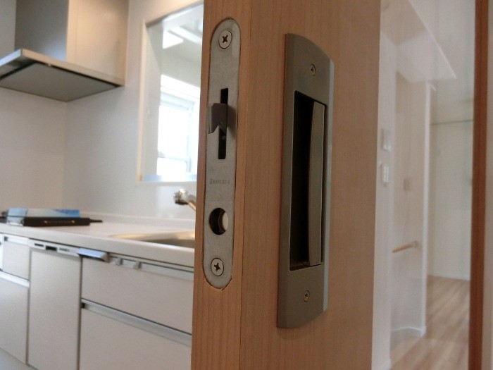 自動的に鍵がかかる仕組み