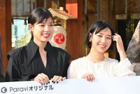 笑顔を見せる石井杏奈（左）と吉谷彩子＝2023年