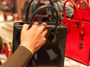 私の能力の対価か男の下心か。「パパ活」で手に入れたブランドバッグ