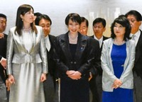 任命式と認証式を終え、記念撮影に挑む高市早苗首相（前列中央）と閣僚ら＝21日