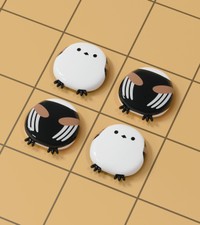 シマエナガモチーフのオセロ（いしかわかずやさん提供）
