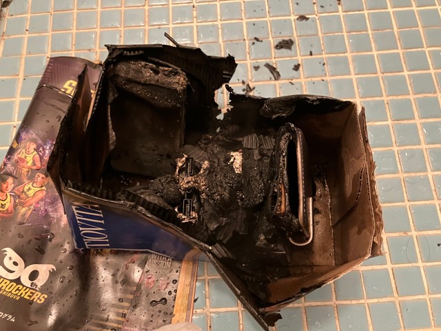 モバイルバッテリーは何もしなくても発火の可能性が…（さらねさん提供）