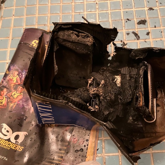 モバイルバッテリーは何もしなくても発火の可能性が…（さらねさん提供）