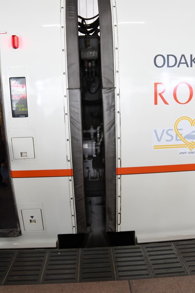 50000形VSE車の連接台車、車体を傾斜させる機能付き