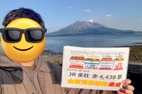 今年3月20日、仙巌園駅（鹿児島県鹿児島市）でJR全4438駅の全駅訪問を達成した海垣さん（海垣さん提供）
