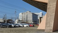 県は倒壊の危険を強調する一方、建物の下を駐車場として開放　11月23日撮影