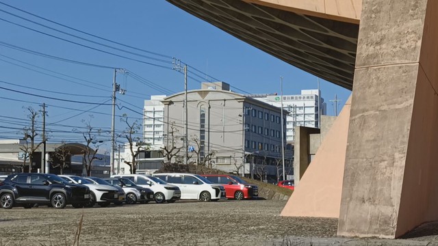 県は倒壊の危険を強調する一方、建物の下を駐車場として開放　11月23日撮影