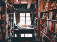 本屋で出会った年上の彼。一目惚れが私の人生を変えた