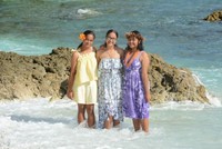 ニウエの海でポーズをとる（左から）エッサ・アイヌウさん、ジャズミン・ルビンさん、フィシカファ・ルビンさん