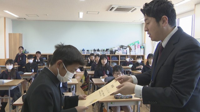 香川県の小・中学校で修了式　1年の成長振り返る「二重あやとびを111回跳べた」