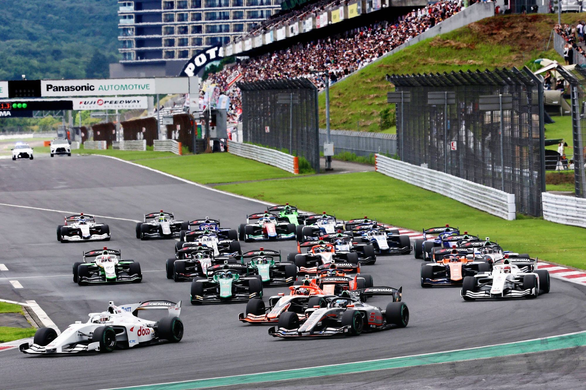 全日本スーパーフォーミュラ選手権第3戦。スタート直後、第1コーナーで複数のマシンが接触、野田樹潤は混乱を避けて順位を上げた＝7月19日、富士スピードウェイ(ⓒJRP)