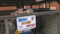 キャンパス内の駐輪場で鍵かけを呼び掛けるポスターを貼り替え