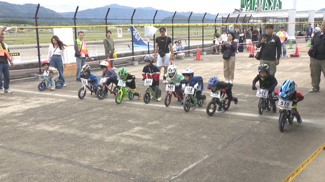 ペダルのない自転車　高松空港でランバイクの普及啓発イベント　香川