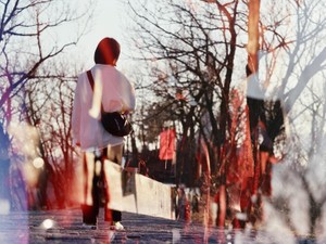 亡くなった父の横に私の髪を置いた。私の分身と一緒に父は空に向かった