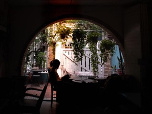 学校のおやつはちくわで、恋人へのプレゼントは芋けんぴ。苦笑いが一番痛い