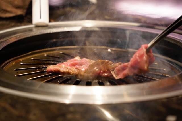 目の前で焼き上げる焼肉はサイコーに美味
