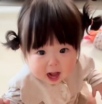 ちょっと歯が生えてきたよ！11カ月のさらちゃん（提供：@sarapapaaaaさん）
