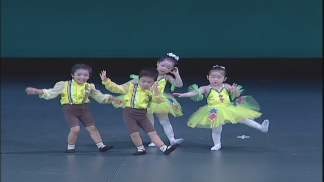 三宅啄未さんの幼少期の様子（一番左）