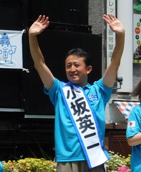 聴衆に手を振る小坂英二氏