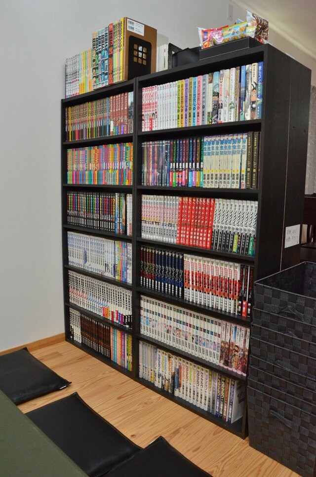 漫画はボードゲーム以上にぎっしり。全て、運営する稲垣さんの私物だという