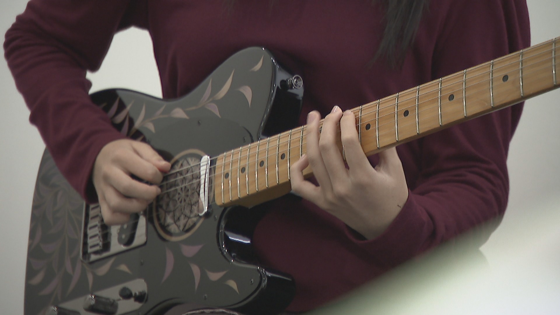 漆塗りのエレキギター プロ高校生が演奏 香川 | KSBニュース | KSB瀬戸内海放送