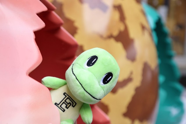 「東口にはこんなタマゴ型のオブジェも！ 近くには子どもの恐竜たちもいるから遊んであげてじゅら」
