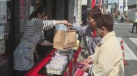 名物の「大師まんじゅう」を買い求める客