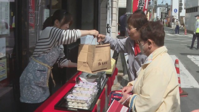 小豆島で春の大師市　お接待や餅投げなどにぎわう　香川