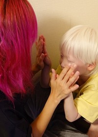 弱視ゆえ、小さい頃は知らない人を「ママ」と呼んで駆け寄ることがあった