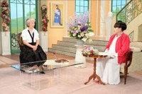 「徹子の部屋」   (右から） 黒柳徹子、中尾ミエ＝テレビ朝日提供