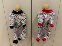 飼い主さんのハンドメイドの犬服。「マイペースでしか作れないのですが、私の好きなアメコミやうるさめデザインの可愛さに共感して頂けるなら出来る限りオーダーにもお応えしていきたいです」（提供：こじろうのかいぬしさん）