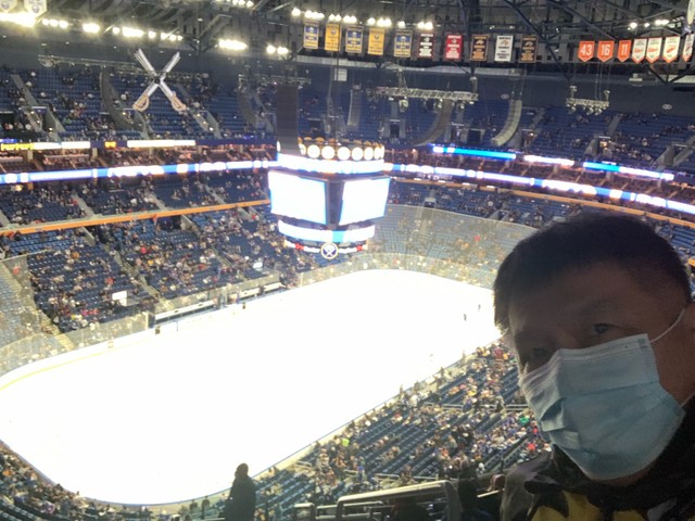 ウインタースポーツの華、ＮＨＬを観戦中