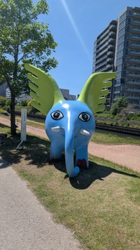 ピクトグラムと同じ姿をしたモニュメント／小川真央さん（@torikameinu）提供