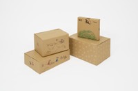 段ボールのサイズごとに異なるデザイン（提供：福音館書店）