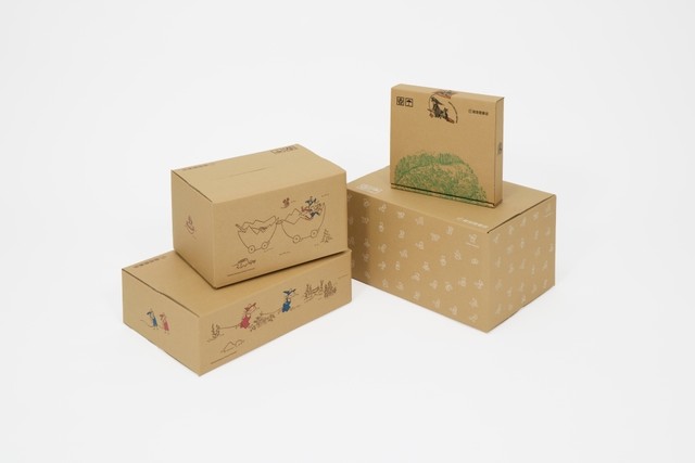 段ボールのサイズごとに異なるデザイン（提供：福音館書店）