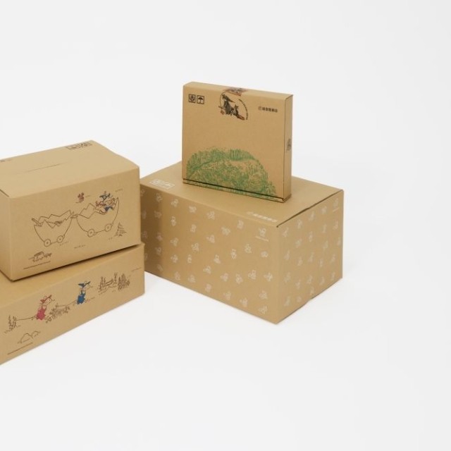 段ボールのサイズごとに異なるデザイン（提供：福音館書店）