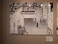 大鳥雄介「フリーダム」のパネル　(C)2023 The Unknown Café Gallery Harajuku