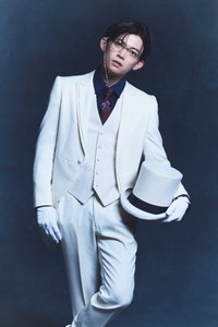 「ゼクシィ」8月号で怪盗キッド風新郎に変身した松丸亮吾