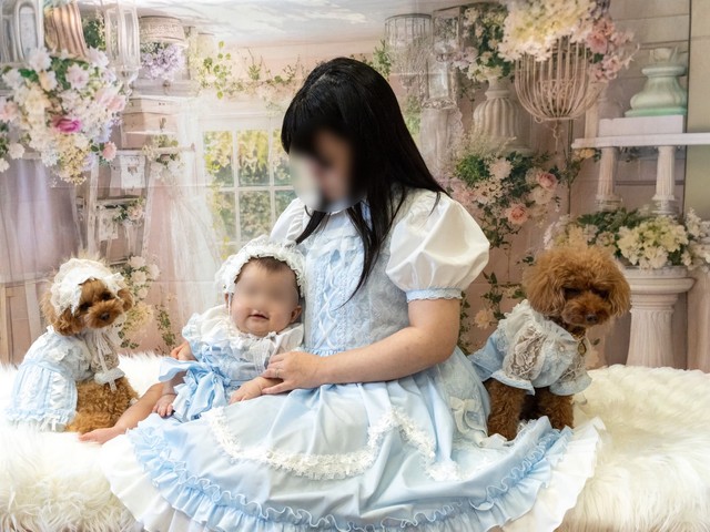 娘さんとお孫さん、さらにはワンちゃんたちまでおそろいのロリータ・ファッション（提供：@noameru_keiichiさん）

