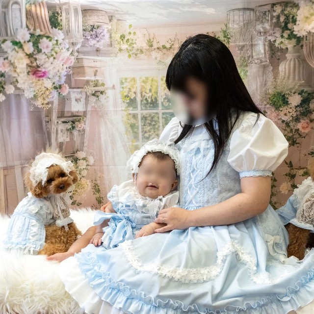 娘さんとお孫さん、さらにはワンちゃんたちまでおそろいのロリータ・ファッション（提供：@noameru_keiichiさん）
