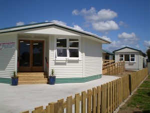 NZの英語学校は元祖「親子留学」ママが校長　10代に混じり動詞の過去形から