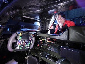 ベルトコンベヤーを捨てた　スポーツカーづくりから始まるトヨタの「革命」