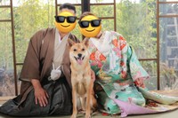 飼い主さん夫婦と一緒にウィディングフォトを撮影する虎徹くん（画像提供：虎徹さん）
