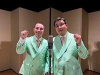 「漫才協会」入会を発表したヤングタウンの錦笑亭満堂（左）と福島暢啓アナウンサー＝19日、東京・浅草東洋館（提供写真）